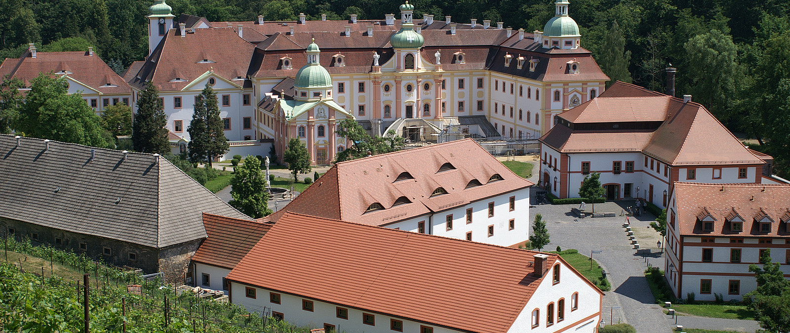 Gastfreundschaft ist seit Urzeiten eine Eigenschaft der Zisterzienserinnen von St. Marienthal. Das Erlebnis der klösterlichen Gastfreundschaft, hier im Dreiländereck Deutschland-Polen-Tschechische Republik und inmitten der Oberlausitz