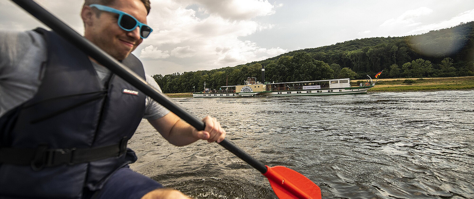 Schlauboot fahren auf der Elbe in Dresden