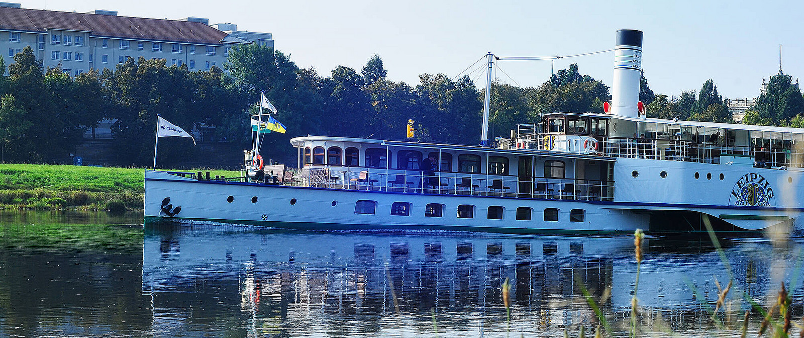 Genießen Sie Ihre Fahrt mit einem Schiff der ältesten und größten Raddampferflotte der Welt von Dresden nach Meißen und gehen Sie auf Spurensuche in der historischen Altstadt