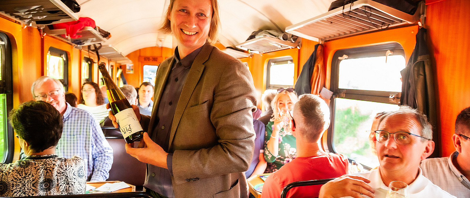 Weinprobe in der Schmalspurbahn