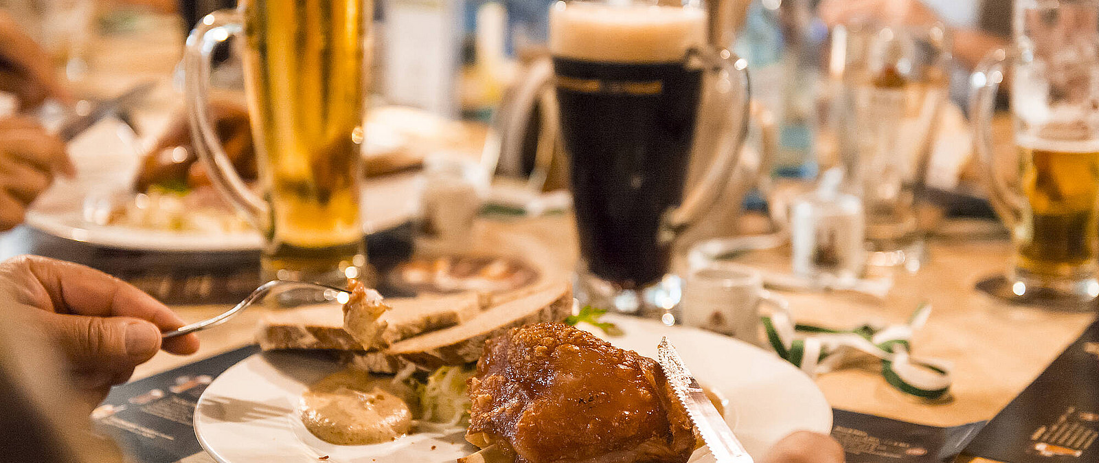 Typisch sächsisch, das können wir! Während unserer Bierführung durch Dresden genießen Sie sächsische Spezialitäten und deftige Küche. Denn sieben Schnitzel sind auch ein Bier. Schlemmen Sie und lauschen Sie den Anekdoten unseres Braumeisters. 