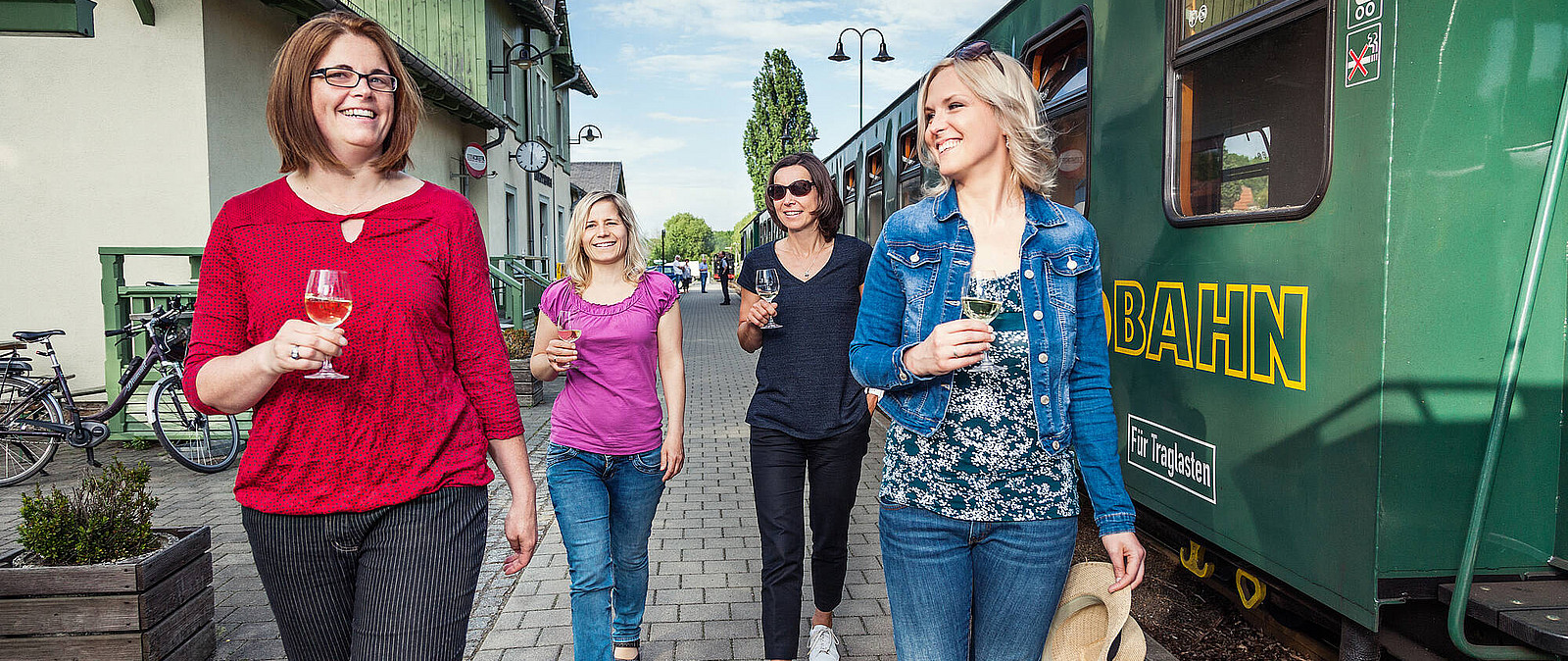 Genießen Sie sächsische Weine während einer Fahrt mit der Lößnitzgrundbahn in Radebeul. Sie fahren von Radebeul nach Moritzburg und genießen 3 Sächsische Spitzenweine im Waggon. 