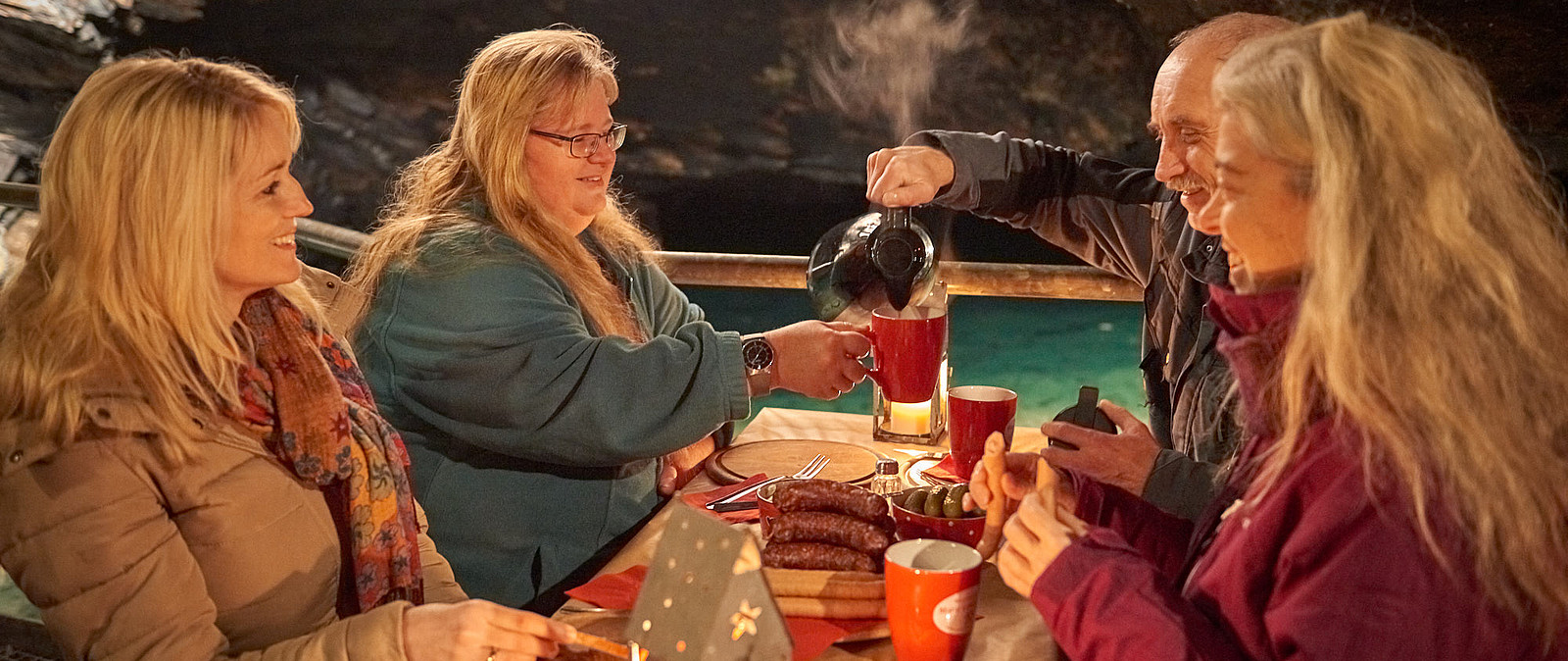 Was wäre eine Weihnachtsfeier ohne zünftigen Festtagsschmaus? Genießen Sie das rustikale Bergbrot unter Tage, inkl. Glühwein.