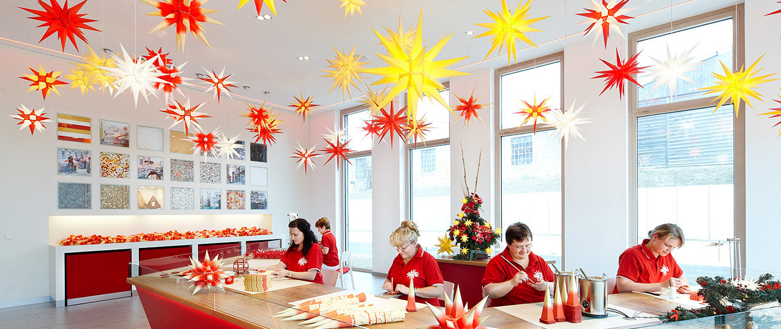 Erhaschen Sie einen Blick hinter die Kulissen der Herrnhuter Sternemanufaktur in der gleichnamigen Weihnachtsstadt und basteln Sie Ihren eigenen kleinen Stern