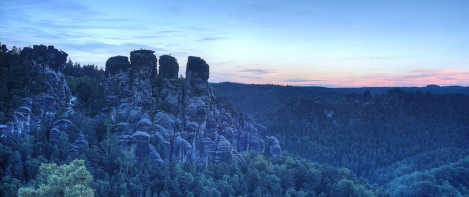 Die Sächsische Schweiz hat viele Höhepunkte. Ob Höhlenewanderung, Felsbesteigung oder Stiegentour. Auch Festung Königstein und Burg Hohnstein gehgöre