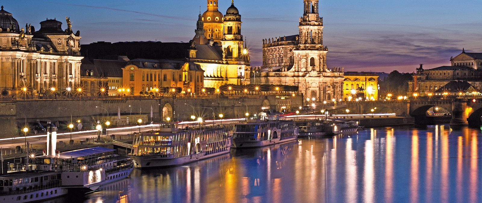 In der Dresdner Altstadt erwarten den Besucher auf kompakte Weise Highlights und bekannte Sehenswürdigkeiten wie die Frauenkirche, das Terrassenufer, das Albertinum und auch das Historische Grüne Gewölbe.