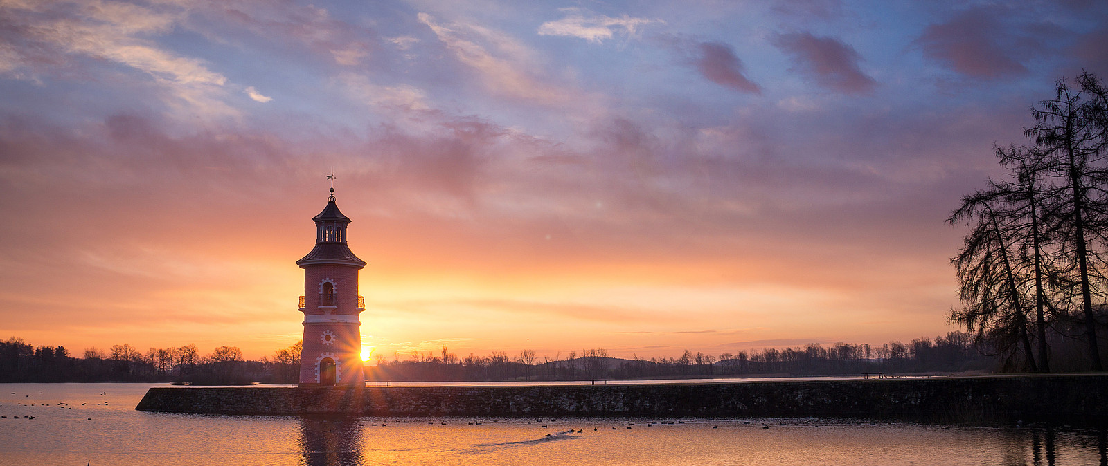 Im Team lösen Sie verschiedene Aufgaben Ihrer Schnitzeljagd und erkunden Moritzburg von seiner schönsten Seite. Viele Highlights wie den bekannten Leuchtturm besuchen Sie dabei natürlich ebenso.