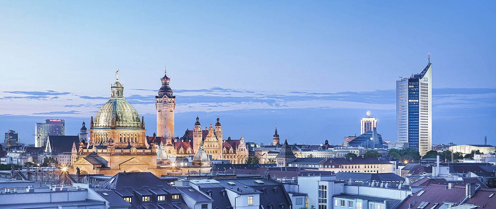 Ein Blick auf das wunderschöne und moderne Leipzig lädt zum Träumen und Genießen ein. Erleben Sie mit uns eine Stadtführung zur schönsten Zeit im Jahr und genießen Sie weihnachtliche Gerüche und lauschen Sie dem Konzert im Gewandhaus.