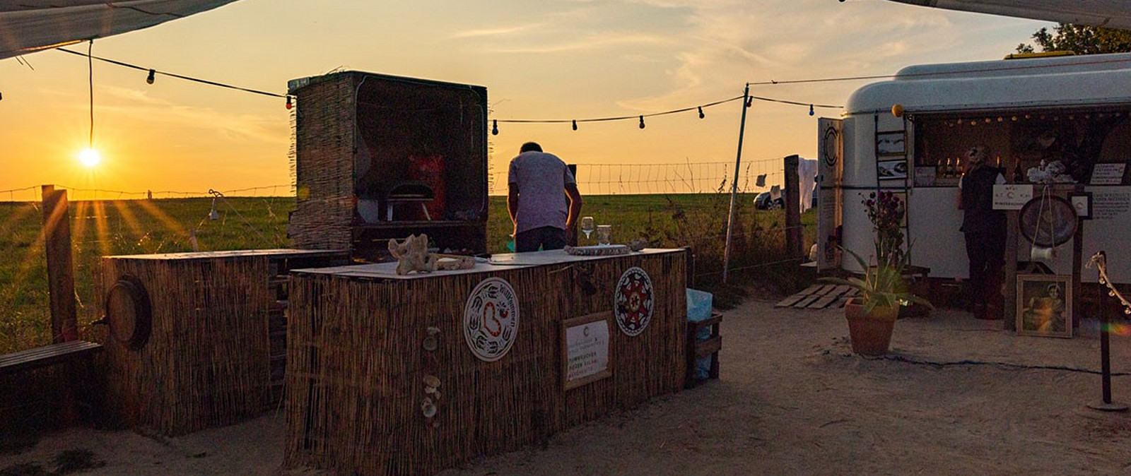 hatten Sie schon mal Sand beim Weintrinken unter den Füßen? In der Karibik? dann kommen Sie mit uns auf Weinwanderung ins Käbschütztal zum Mauna Beach. Sie werden staunen