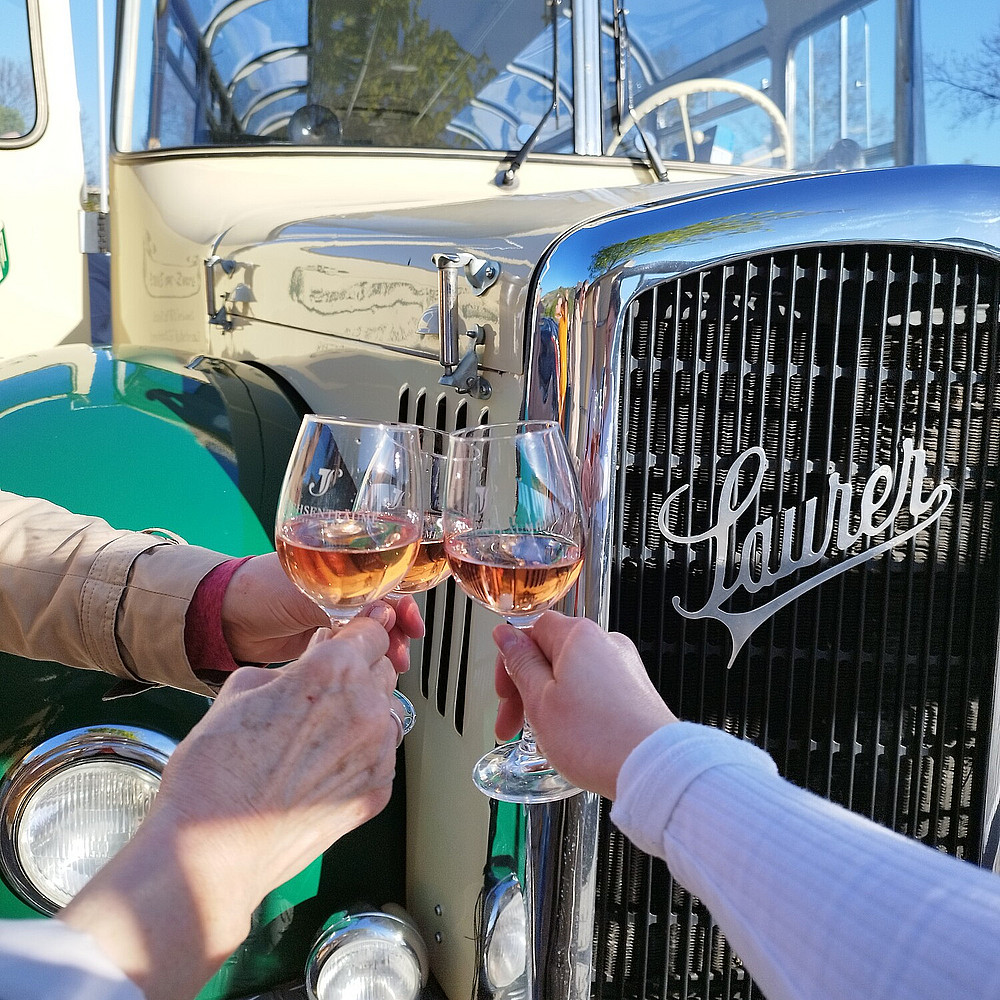 Genießen Sie eine entspannte Fahrt im Oldtimerbus durch das Sächsische Elbtal und dazu einen guten Tropfen Sächsischen Wein.