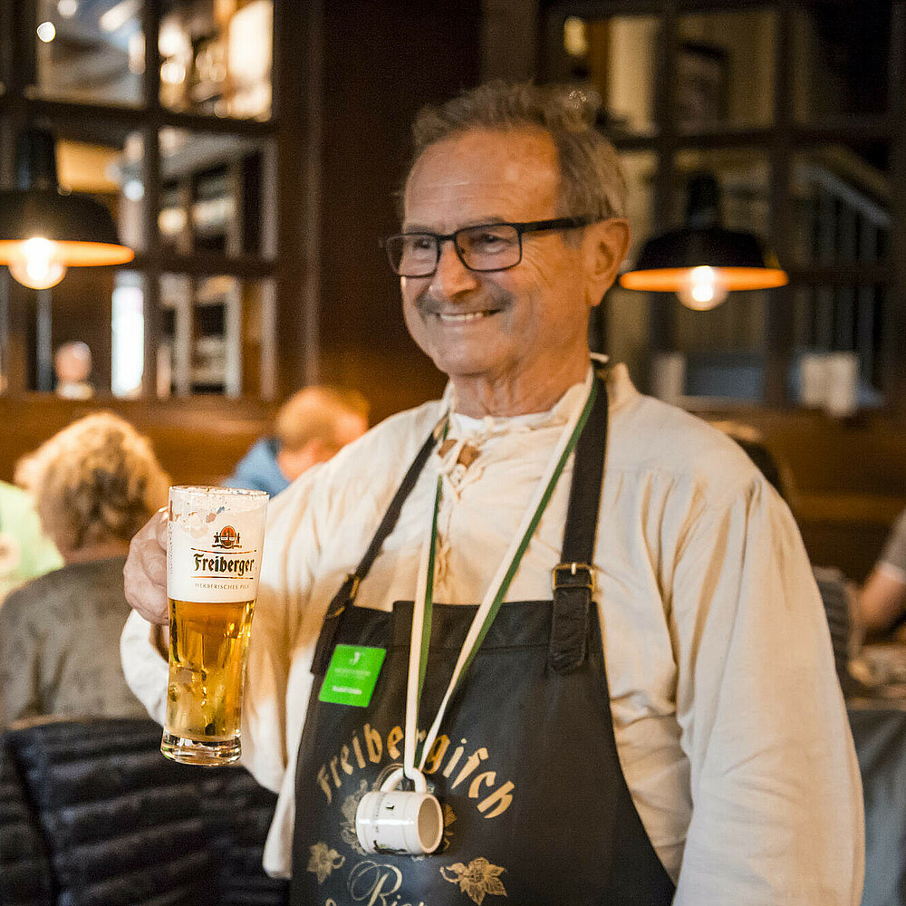 Der Braumeister führt Sie durch Dresden und verkostet mit Ihnen sächsische Biere in wunderschöner Kuliss, in der Dresdner Altstadt. Neben der Bierverkostung genießen Sie ebenso ein biertypisches Abendessen im Herzen der Stadt. 