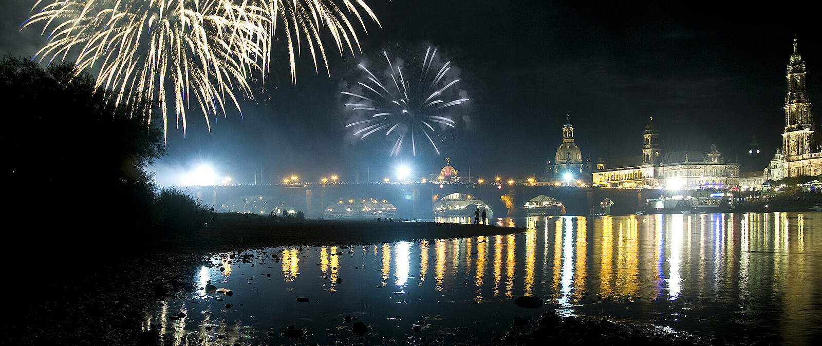Feuerwerk zum Jahreswechsel in Dresden am Elbufer
