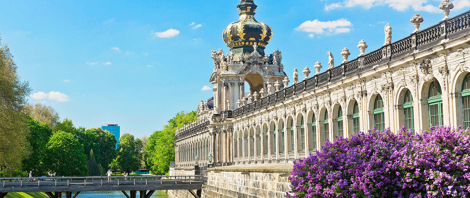 Der Dresdner Zwinger mitten in der sächsischen Landeshauptstadt ist eines der bekanntesten Barockbauwerke Deutschlands und neben der Frauenkirche wohl das berühmteste Baudenkmal der Stadt Dresden.