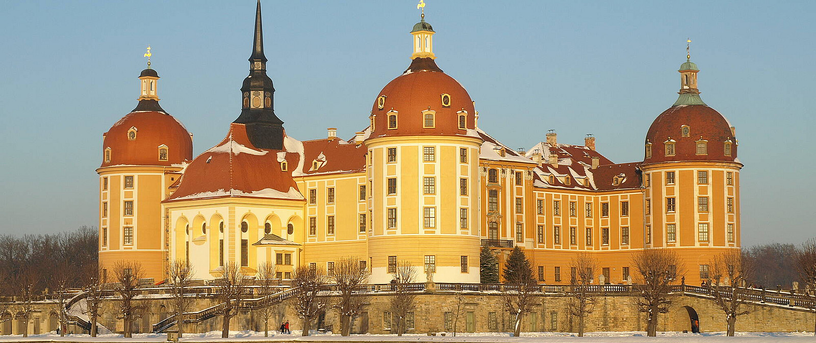 Drei Haselnüsse für Aschenbrödel ist bei weitem nicht alles, was Moritzburg zu bieten hat. Besonders in der Weihnachtszeit ist Moritzburg ein einmalig schönes Ausflugsziel und Ausgestaltungsort Ihrer diesjährigen Weihnachtsfeier