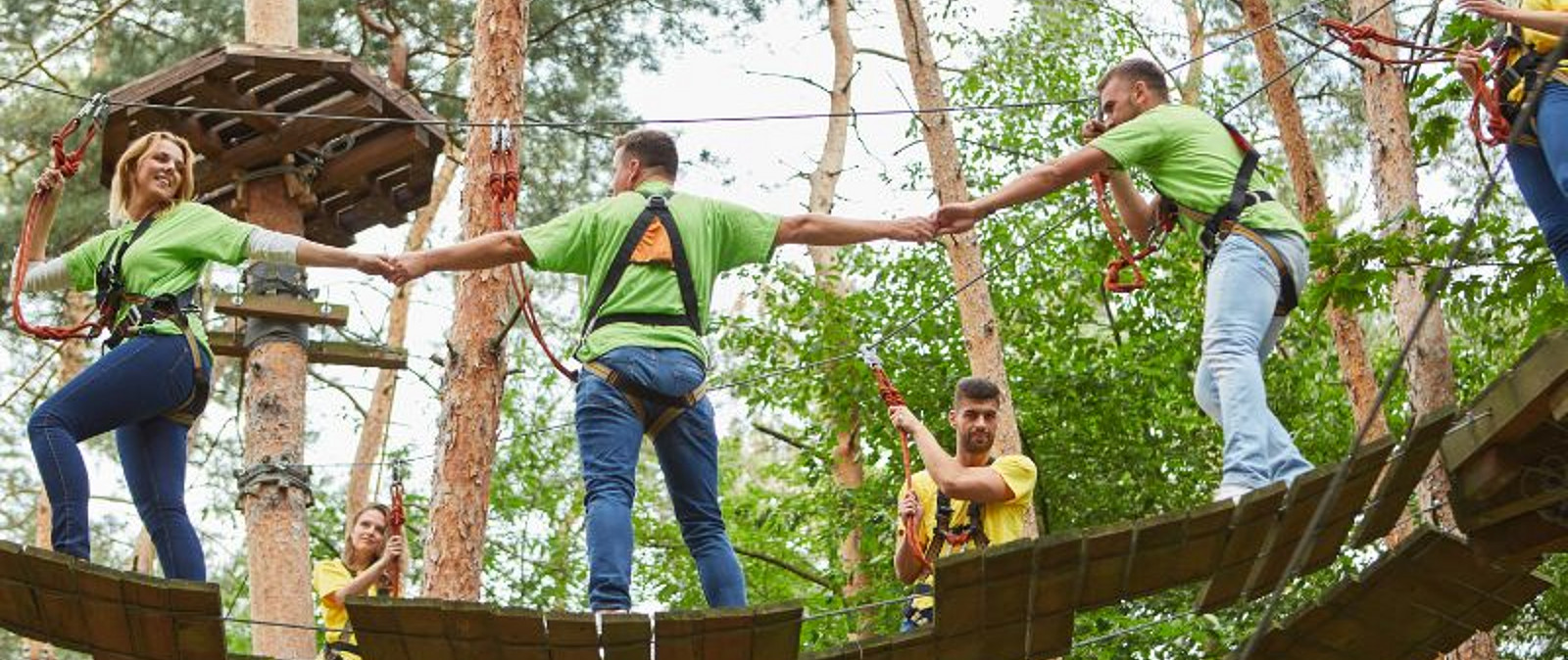 Bei deisem Teamevent an der frischen Luft teilen wir Sie auf in ein Floßbauteam und einem Kletterteam