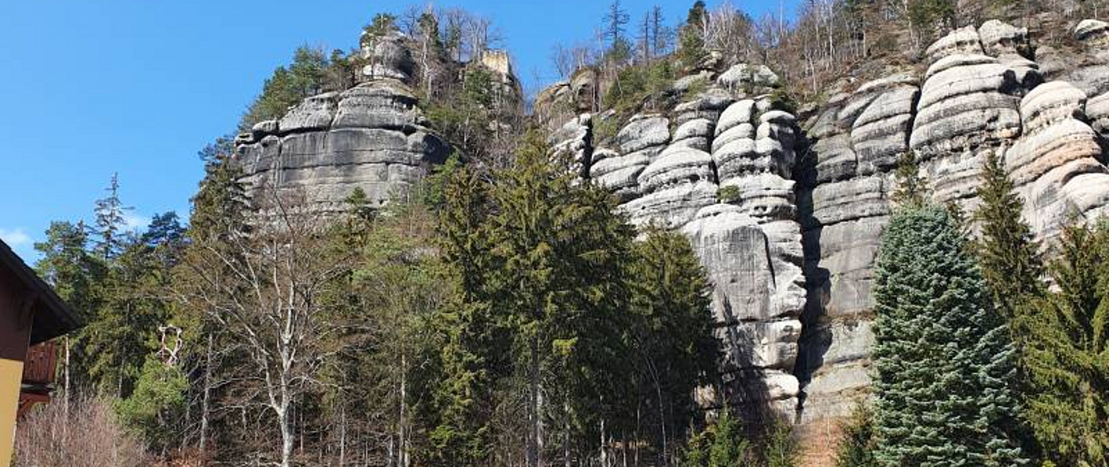 Hoch über dem Ort Oybin thront das Kloster