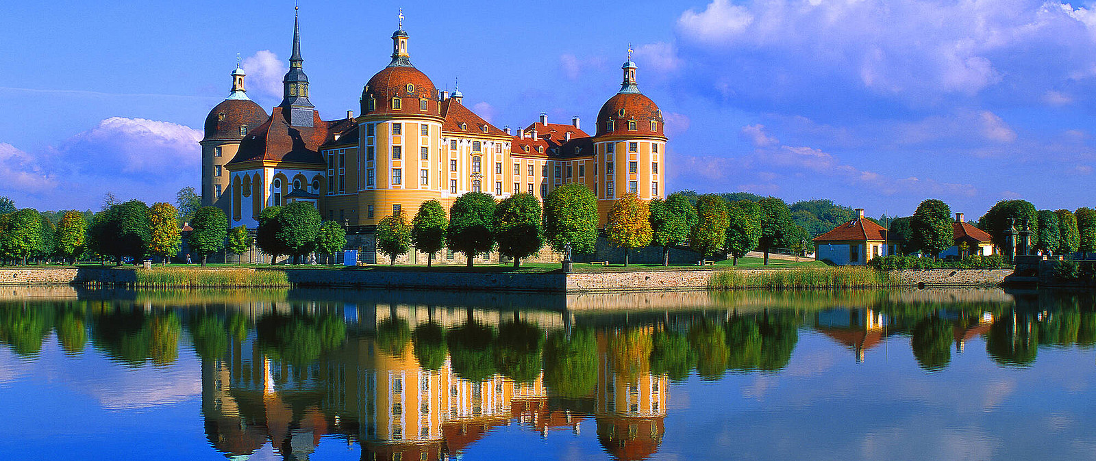 Neben dem Barockschloss Moritzburg erkunden Sie hier auch die versteckten Orte abseits der Touristenhotspots - eine Führung in dem berühmten Jagdschloss gehört natürlich dennoch unabdingbar dazu.