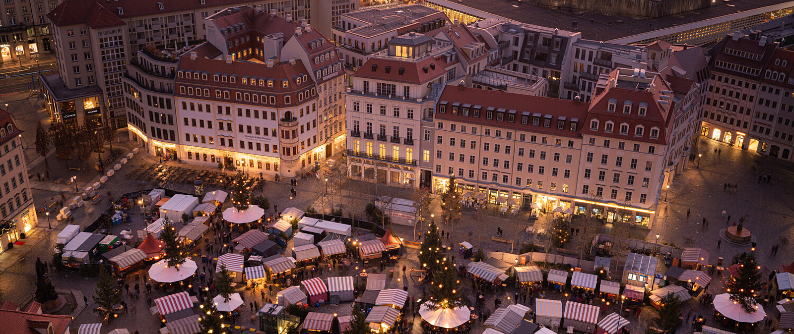 Der Striezelmarkt ist nicht mehr der einzige beliebte Weihnachtsmarkt in Sachsens Hauptstadt. Mittlerweile gesellen sich der Weihnachtsmarkt an der Frauenkirche und im Stallhof dazu.