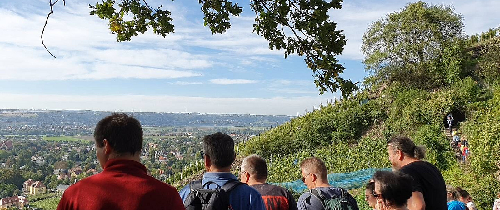 Unsere Radebeuler Weinwanderung führt Sie von Weingut zu Weinberg am Goldenen Wagen Unsere Radebeuler Weinwanderung führt Sie von Weingut zu Weinberg am Goldenen Wagen