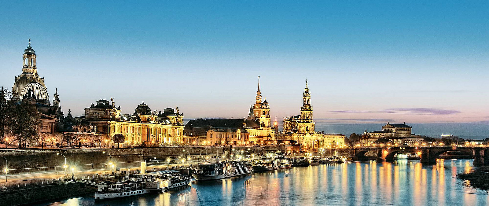 Mit einer kurzweiligen Stadtrundfahrt durch Dresden sehen Sie Rathausturm, Zwinger, Frauenkirche und den Altmarkt.