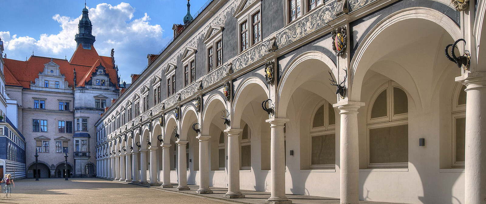 Der Stallhof gehört mit zum Ensemble des neu aufgebauten Residenzschlosses Dresden. Hier finden die Besucher auch das Historische Grüne Gewölbe inmitten der Dresnder Altstadt.