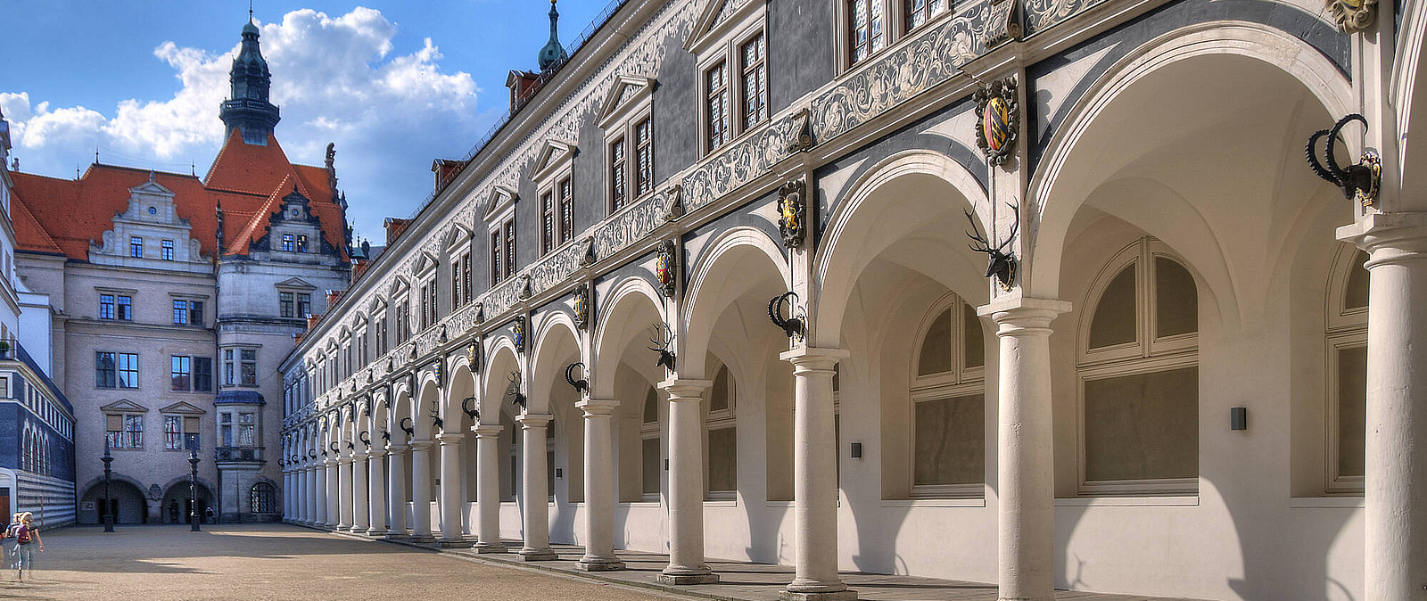 Der Stallhof gehört mit zum Ensemble des neu aufgebauten Residenzschlosses Dresden. Hier finden die Besucher auch das Historische Grüne Gewölbe inmitten der Dresnder Altstadt.