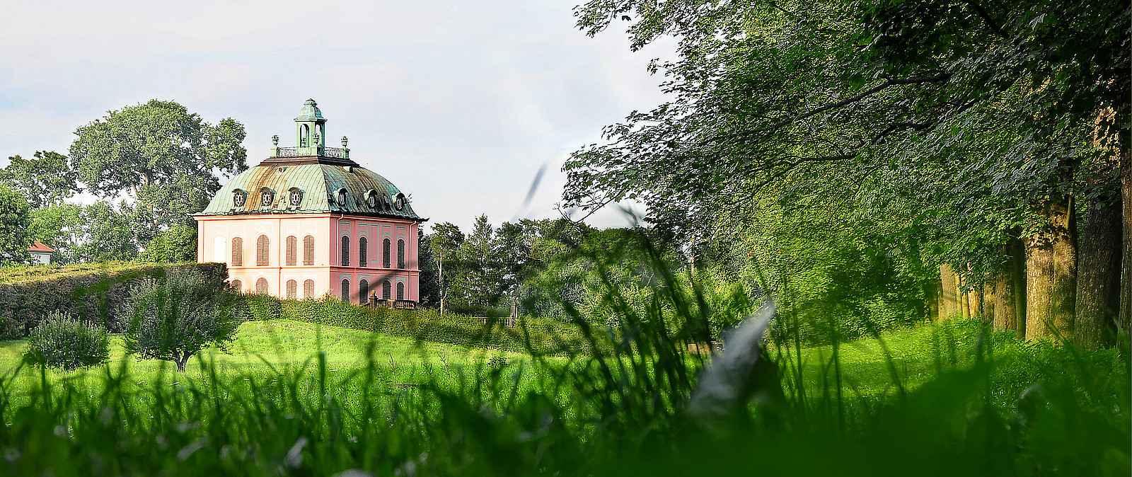 Wir fahren in Kutschen direkt auf die andere Moritzburger Seite. da wo sich die Dresdner am wohlsten fühlen. Das Fasanenschlösschen in Moritzburg