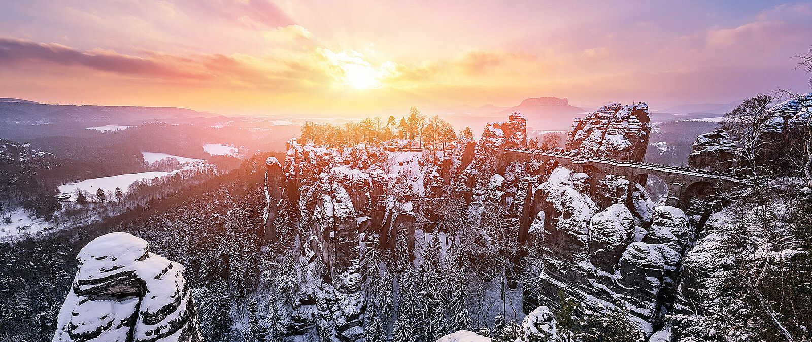Winterlandschaft und Natur gehören zu Ihrer aktiven Weihnachtsfeier. Die 4 Himmelsrichtungen lernen Sie beim Survivaltraining genauer kennen