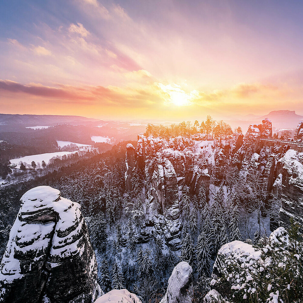 Genießen Sie den einmaligen Blick in die Sächsische Schweiz und genießen Sie eine atemberaubende Weihnachtsfeier