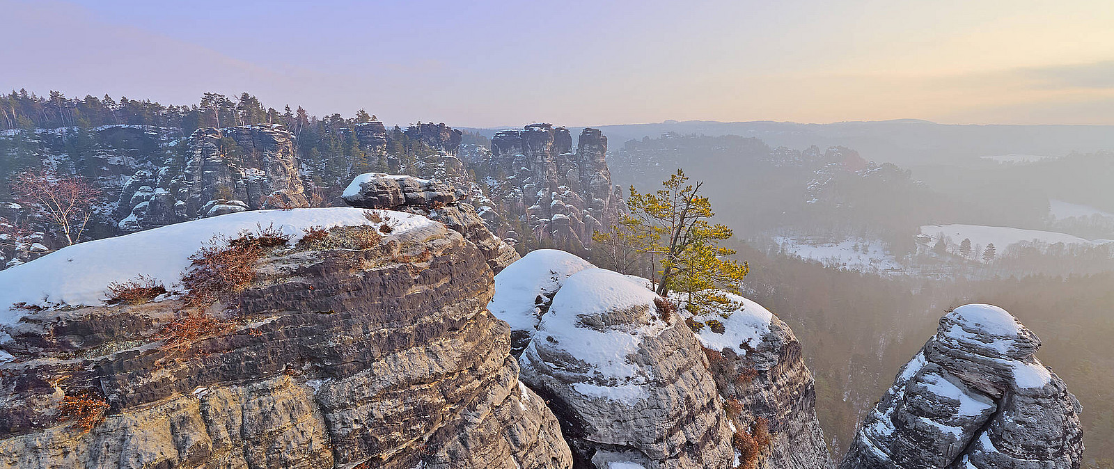 Die Sächsische Schweiz ist nich nur in den warmen Monaten ein beliebtes Ausflugsziel, auch Ihre Weihnachtsfeier lässt sich hier wunderbar und vor allem aktiv gestalten. Mit Wanderschuhen und Glühwein freuen wir uns auf die gemeinsame Wanderung!