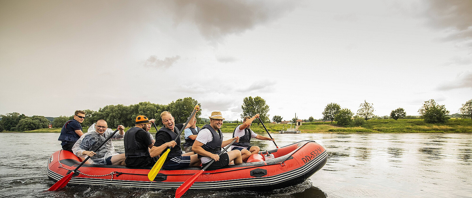 Heute ist Teamtag auf der Elbe. Mit zertifizierten Booten geht es von Pillnitz bis nach Radebeul. Tolles Teamevent