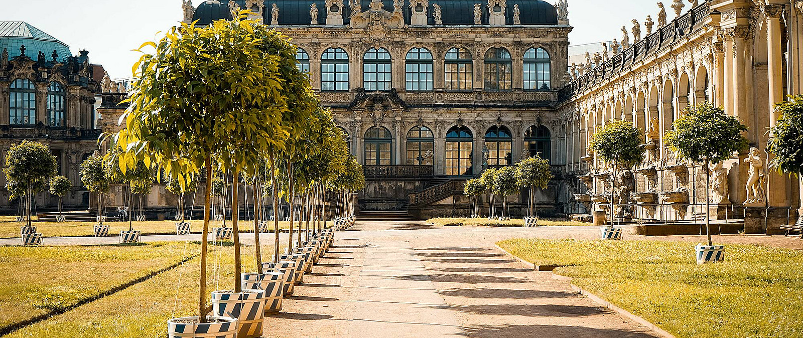 Der Dresdner Zwinger diente keinesfalls der Stadtbefestigung, wie viele vermuten. Hier wurden Feste gefeiert, des Königs neue Robe gehuligt und die Jahrhunderthochzeit gefeiert