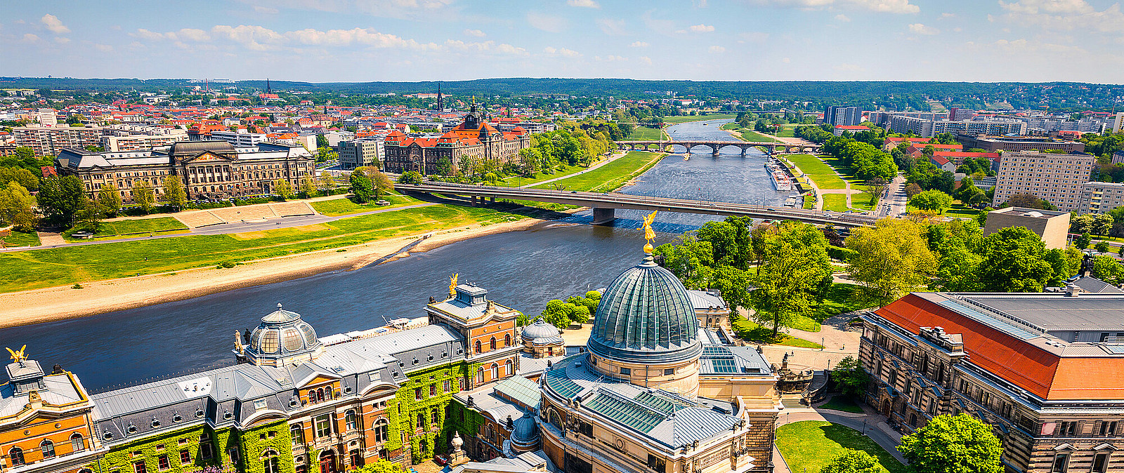 Altstadt von Dresden mit Elbufer am Albertinum