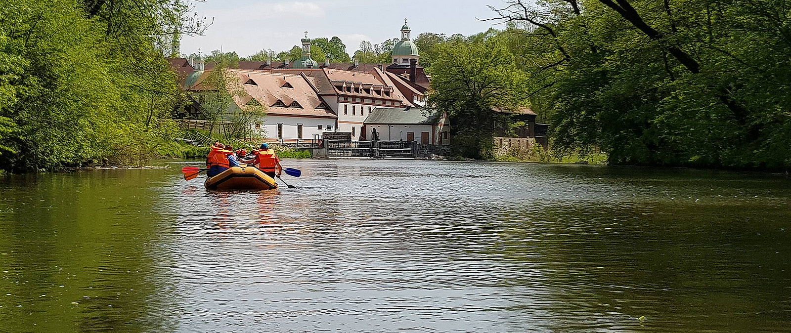 zu einem echten aktiven Teamtag gehört eine Schlauchboottour auf der Neiße