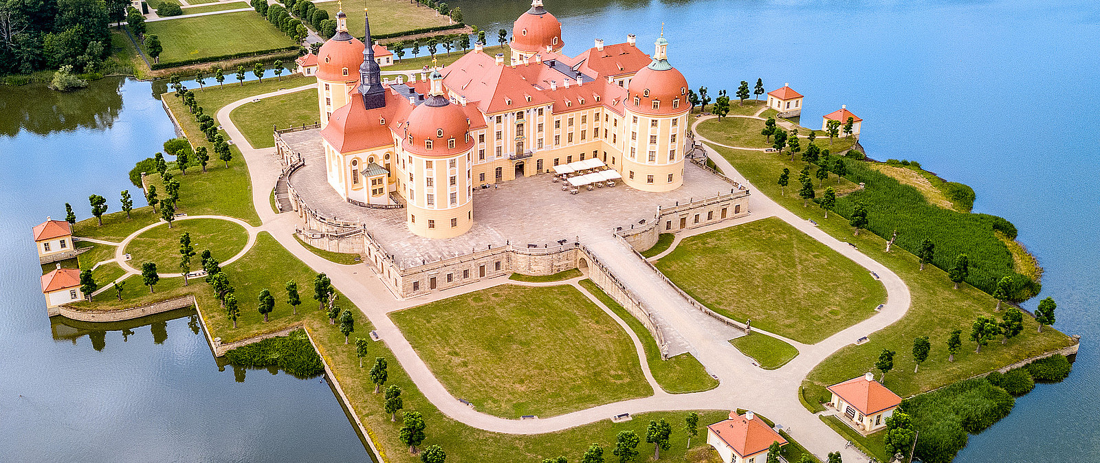 Wir laufen entlang der Schlosallee mit Blick zum Schloss