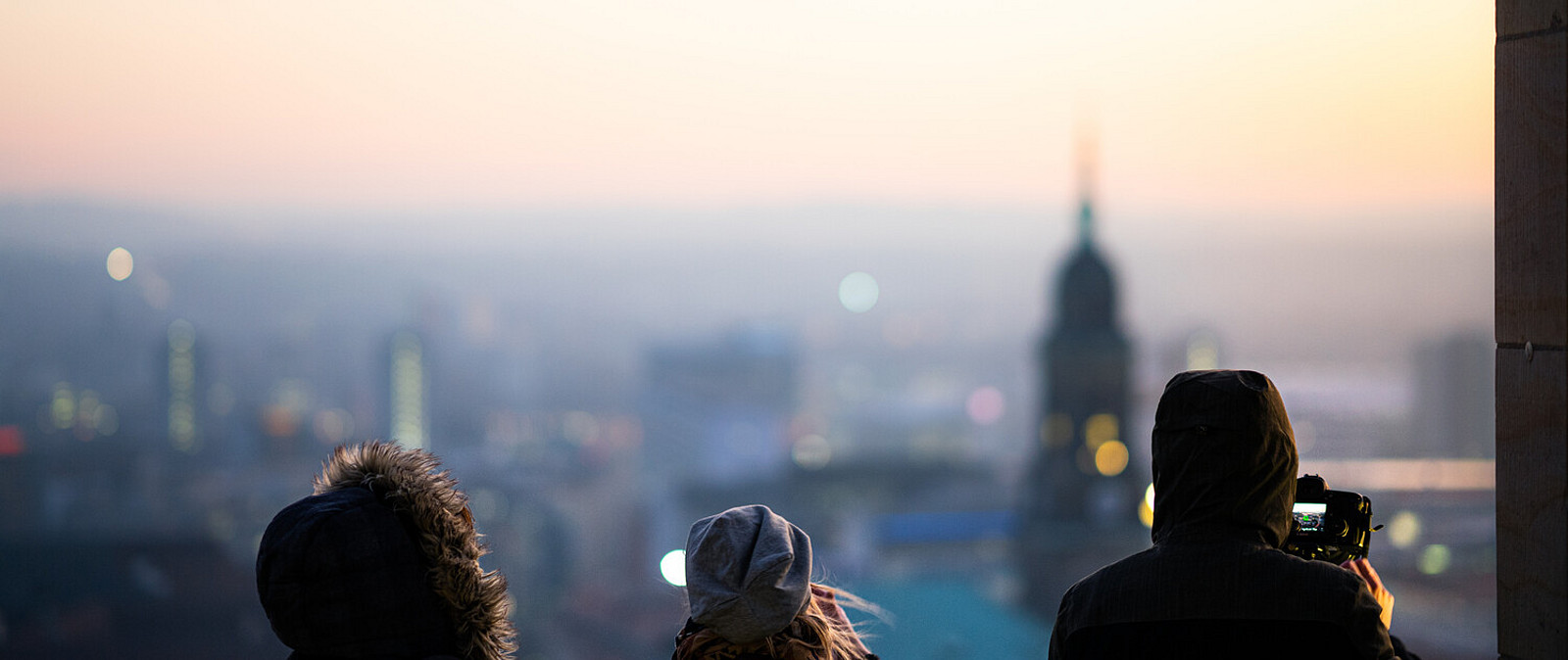 Ihre Team-Schnitzeljagd führt Sie von den bekannten drei Elbschlössern über die Bergschwebebahn bis zum Blauen Wunder