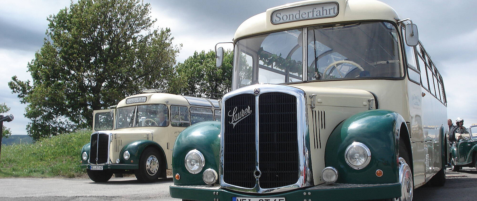 Genießen Sie eine entspannte Fahrt im Oldtimerbus durch das Sächsische Elbtal und dazu einen guten Tropfen Sächsischen Wein.