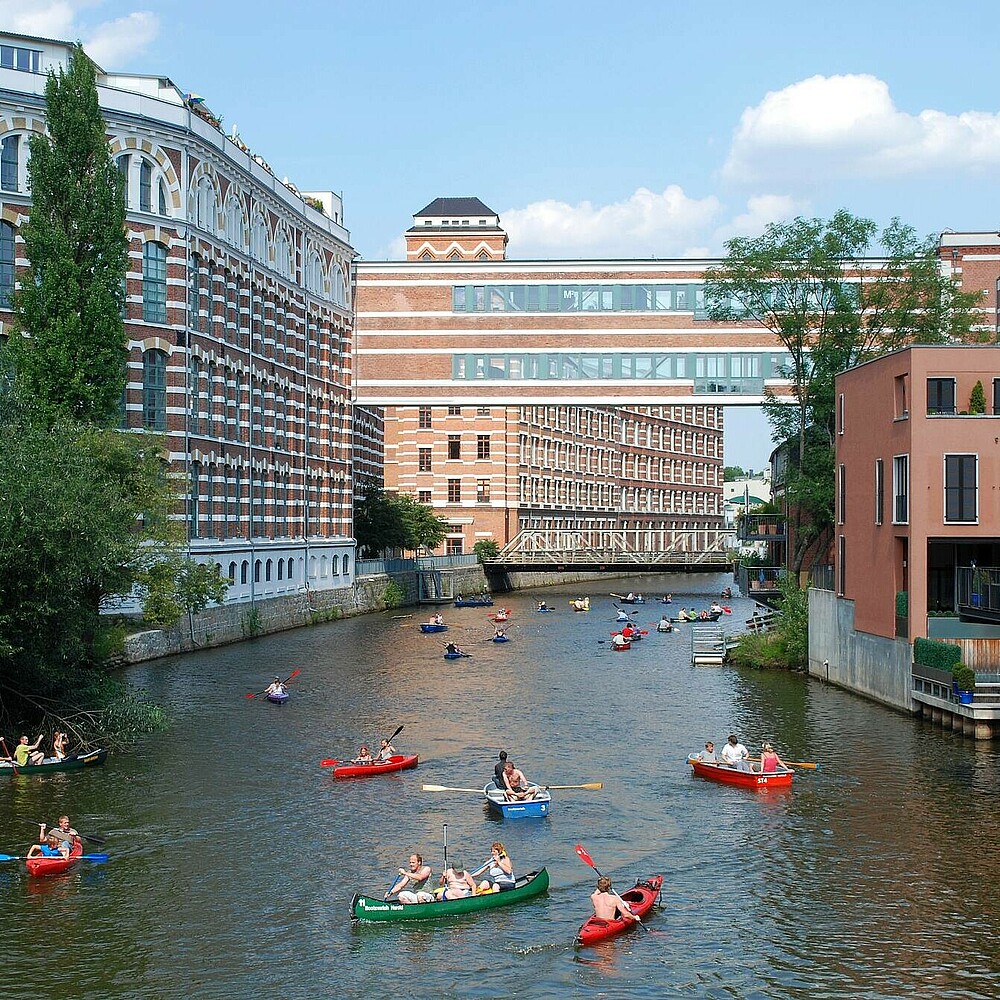 In Leipzig ist der urbane Innenstadtkanal Heinrich heine bereits zur Lebensader geworden. Hier lohnt sich eine Schifffahrt auf der Weißen Elster