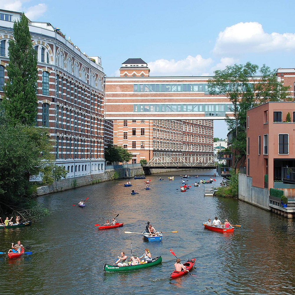 In Leipzig ist der urbane Innenstadtkanal Heinrich heine bereits zur Lebensader geworden. Hier lohnt sich eine Schifffahrt auf der Weißen Elster