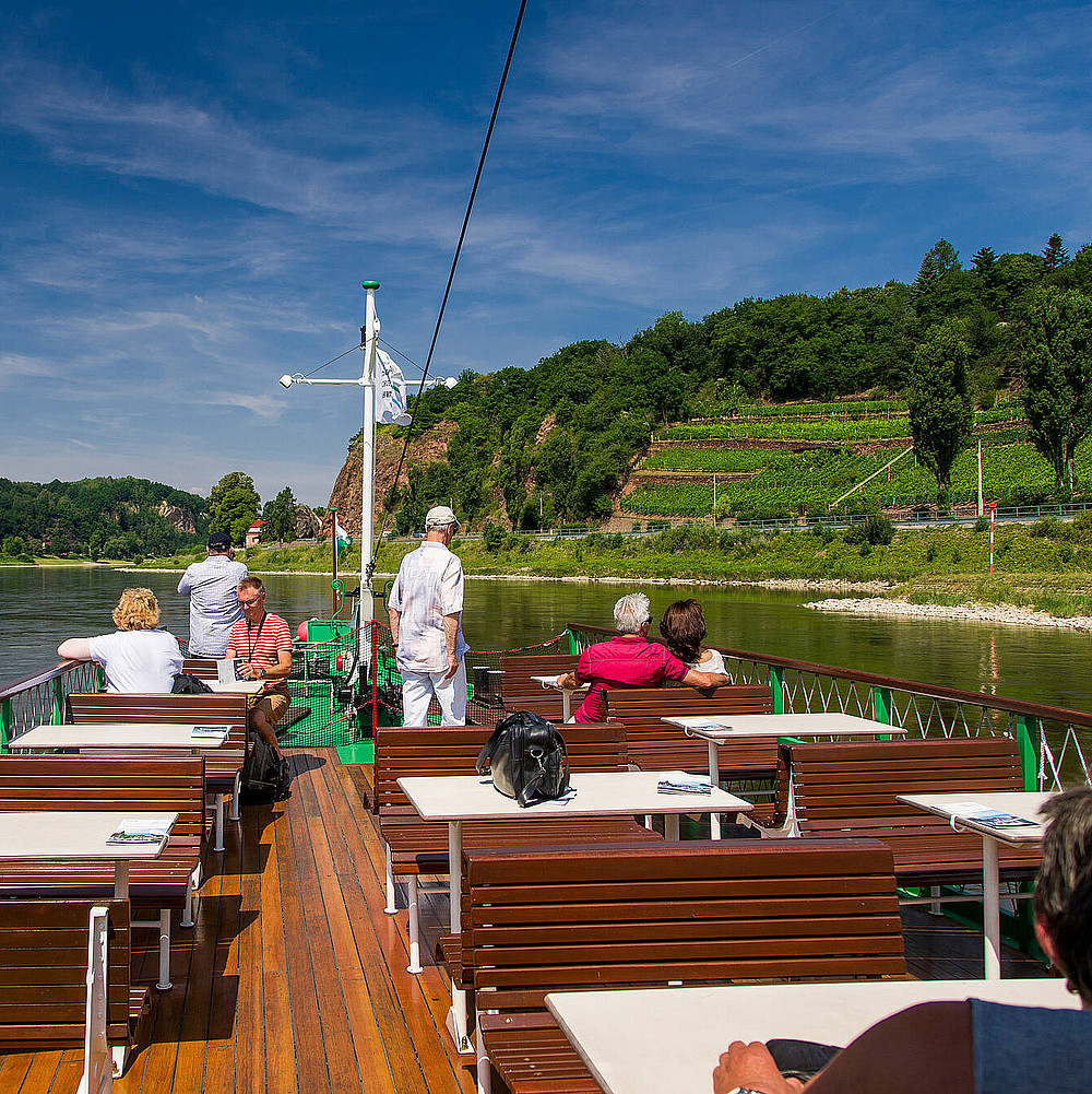 Wir reisen mit den ältesten Schaufelraddampfern der Welt über die Elbe nach Radebeul ins Herz der sächsischen Weinstraße