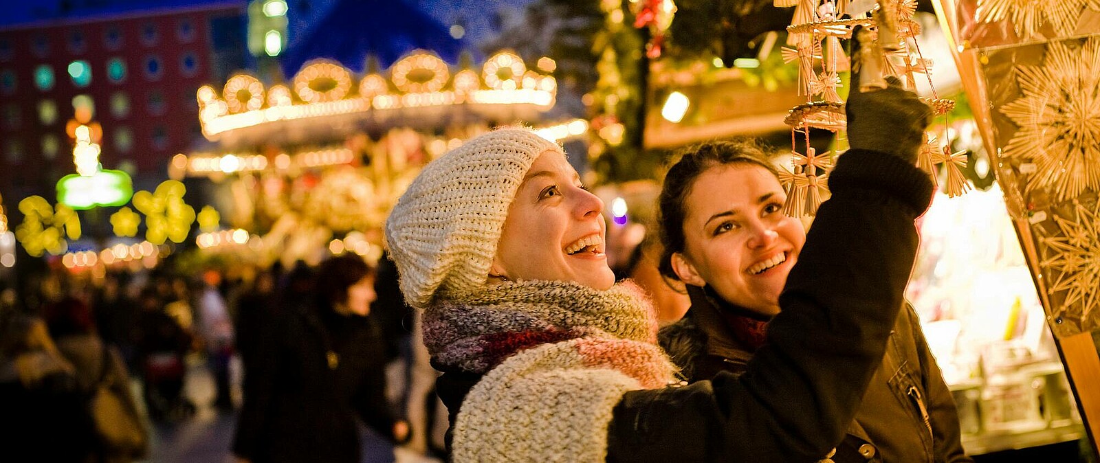 Die Stadt Leipzig leuchtet zur Weihnachtszeit in einem ganz besonderen Licht! Erkunden Sie die Stadt und genießen Sie eine heiße Tasse Glühwein, bevor Sie das Adventskonzert im Gewandhaus genießen.
