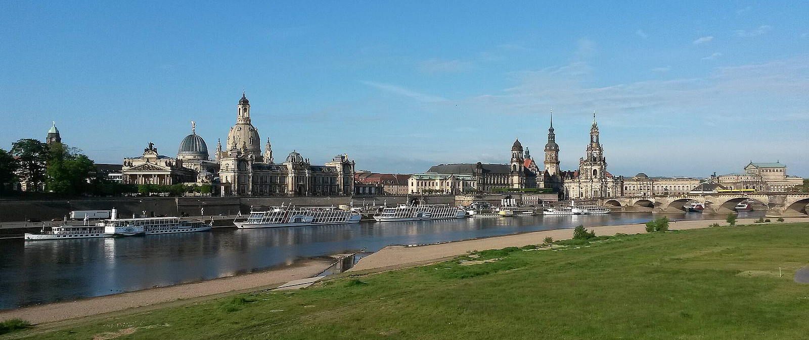 Erkunden Sie unser schönes Dresden, Elbflorenz mit einer moderierten Stadtrundfahrt auf unterhaltsame Art. Im Herzen der Dresdner Altstadt findet Ihr Ausflug dann bei einem schmackhaften Abendessen seinen gemütlichen Ausklang.