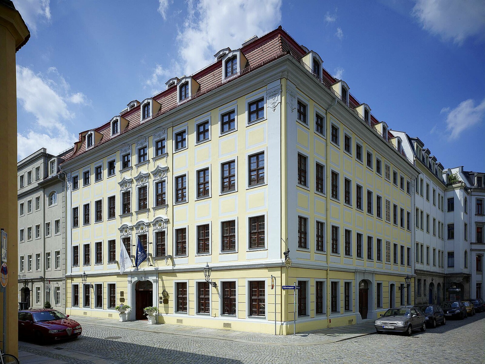 Genießen Sie einen Urlaub im hochwertigen Luxushotel in Elbflorenz mit Service auf höchstem Niveau und als idealer Ausgangspunkt für Ausflüge in und um Dresden gelegen.