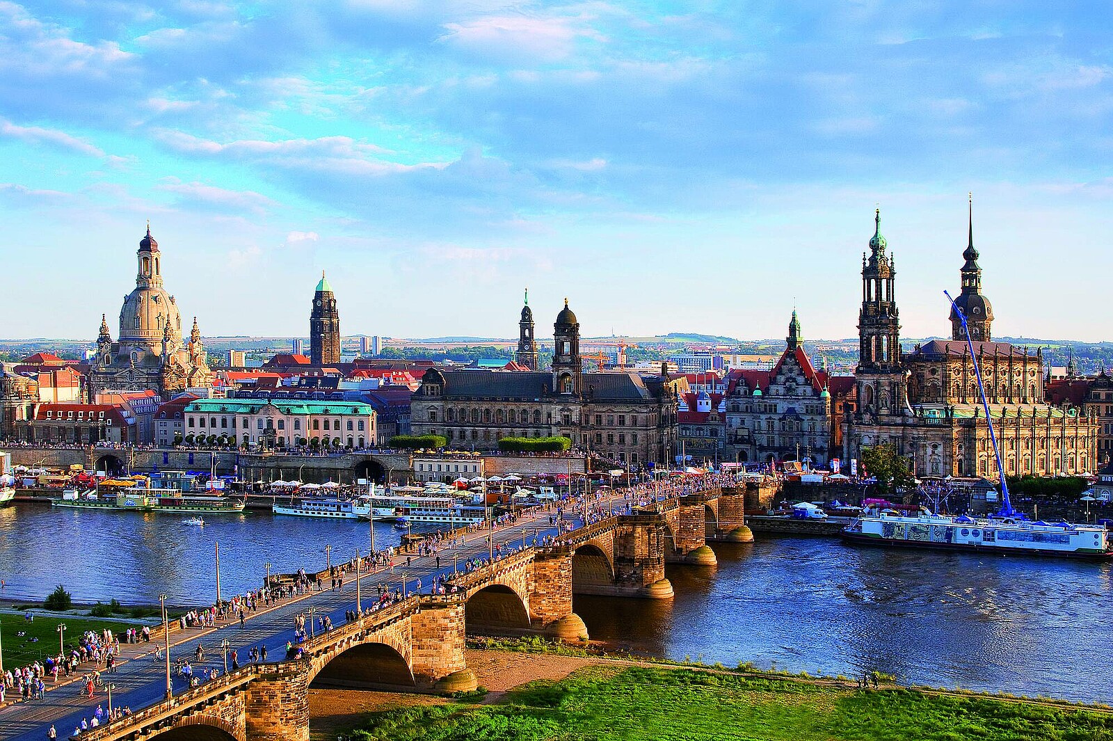 Erkunden Sie die historische Dresdner Altstadt während Ihrer Kurzreise oder Urlaub und entdecken Sie neben den klassischen Sehenswürdigkeiten wie Frauenkirche, Residenzschloss, Fürstenzug, Semperoper und Zwinger auch Ihre ganz persönlichen Highlights.