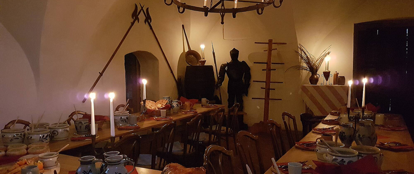 Ihre Weihnachtsfeier in Leiozig beinhaltet so manche Gaukelei, Met und natürlich einem rustikalen Weihnachtsschmaus auf der Burg Gnandstein