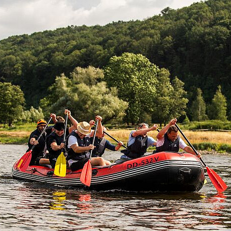 Bei diesem Teamausflug paddeln Sie die Elbe entlang und genießen am Dresdner Ufer ein gemeinsames Grillbuffet Bei diesem Teamausflug paddeln Sie die Elbe entlang und genießen am Dresdner Ufer ein gemeinsames Grillbuffet