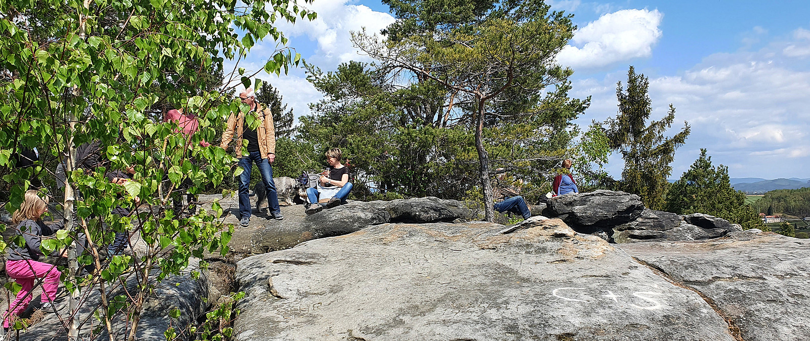 Erkunden Sie die Weiten der Sächsischen Schweiz und genießen Sie die fantastische Aussicht im einmaligen Elbsandsteingebirge. Der Quirl lädt zu einem entspannten Picknick in einmaliger Kulisse ein. Belohnen Sie sich nach einem Abenteuer 