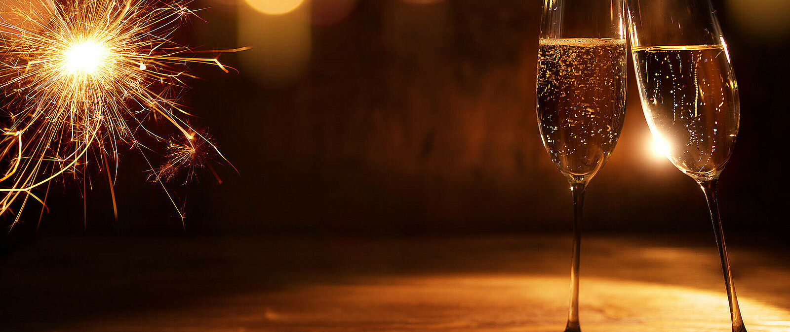 Wir verabschieden das alte Jahr und begrüßen das Neue mit einem guten Glas Sekt in der Schmalspurbahn - dazu unterhaltsame Anekdoten und kleine Genießerhäppchen. 