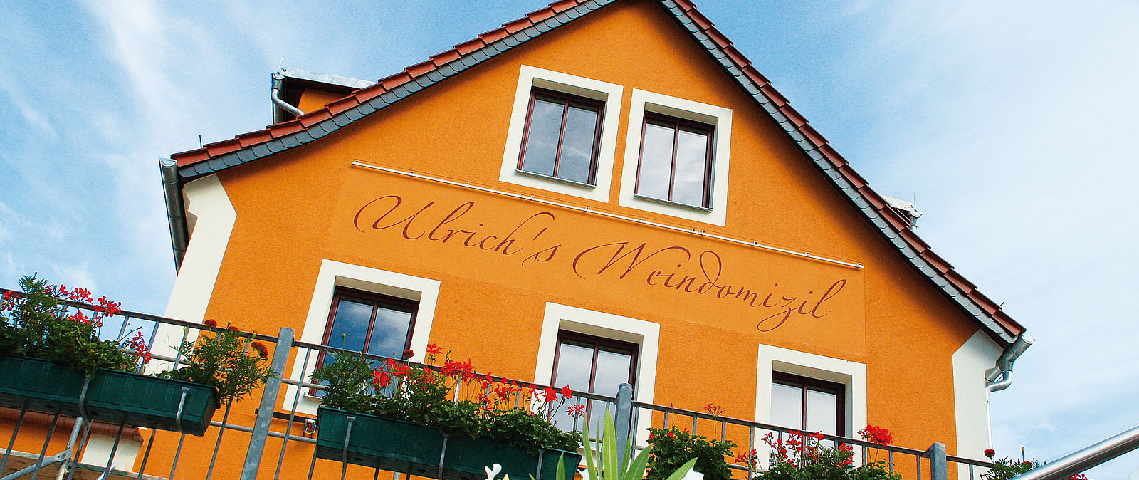 Besuchen Sie mit uns einen der traditionsreichsten Winzer Sachsens und erleben Sie eine kurzweilige Führung durch das Weingut Jan Ulrich - selbstverständlich mit Verkostung der hauseigenen Weine und einem kleinen Mittagsimbiss.