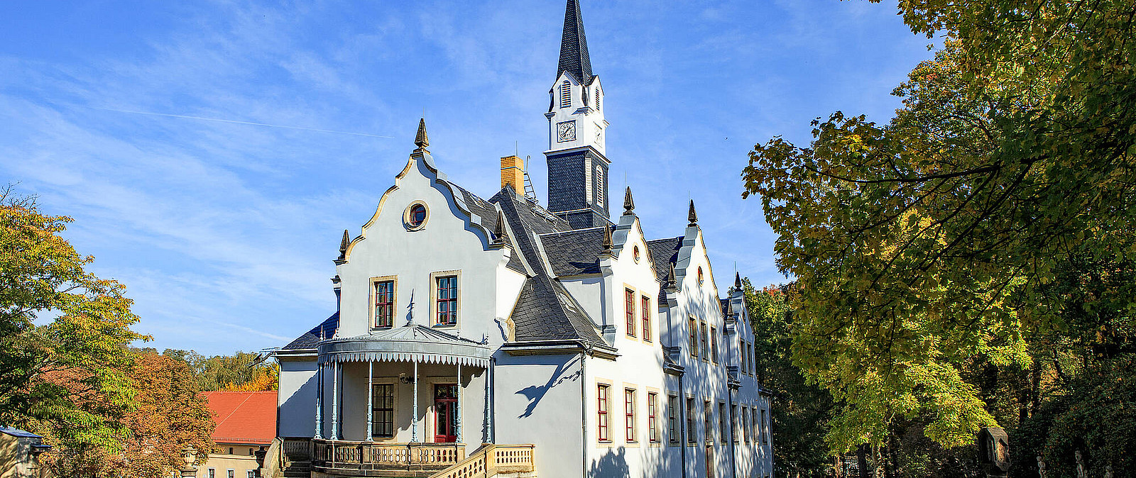 Mit seiner malerischen Umgebung begeistert Schloss Burgk seine Besucher und Gäste seit eh und je. Seinen ganz besonderen Charme strahlt das ehemalige Rittergut dabei als Kulisse für Ihre perfekte Traumhochzeit aus.